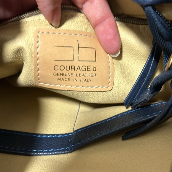 Courage B crossbody bag - Picture 7 of 8